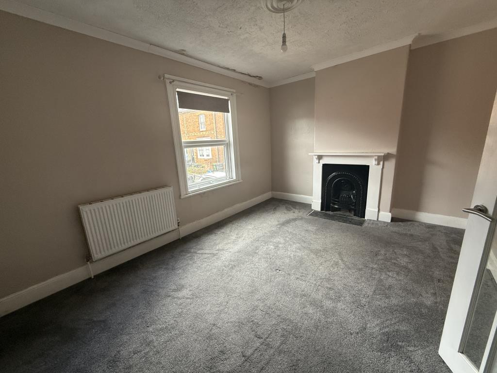 Lot: 154 - END-TERRACE PROPERTY FOR UPDATING - Bedroom one
